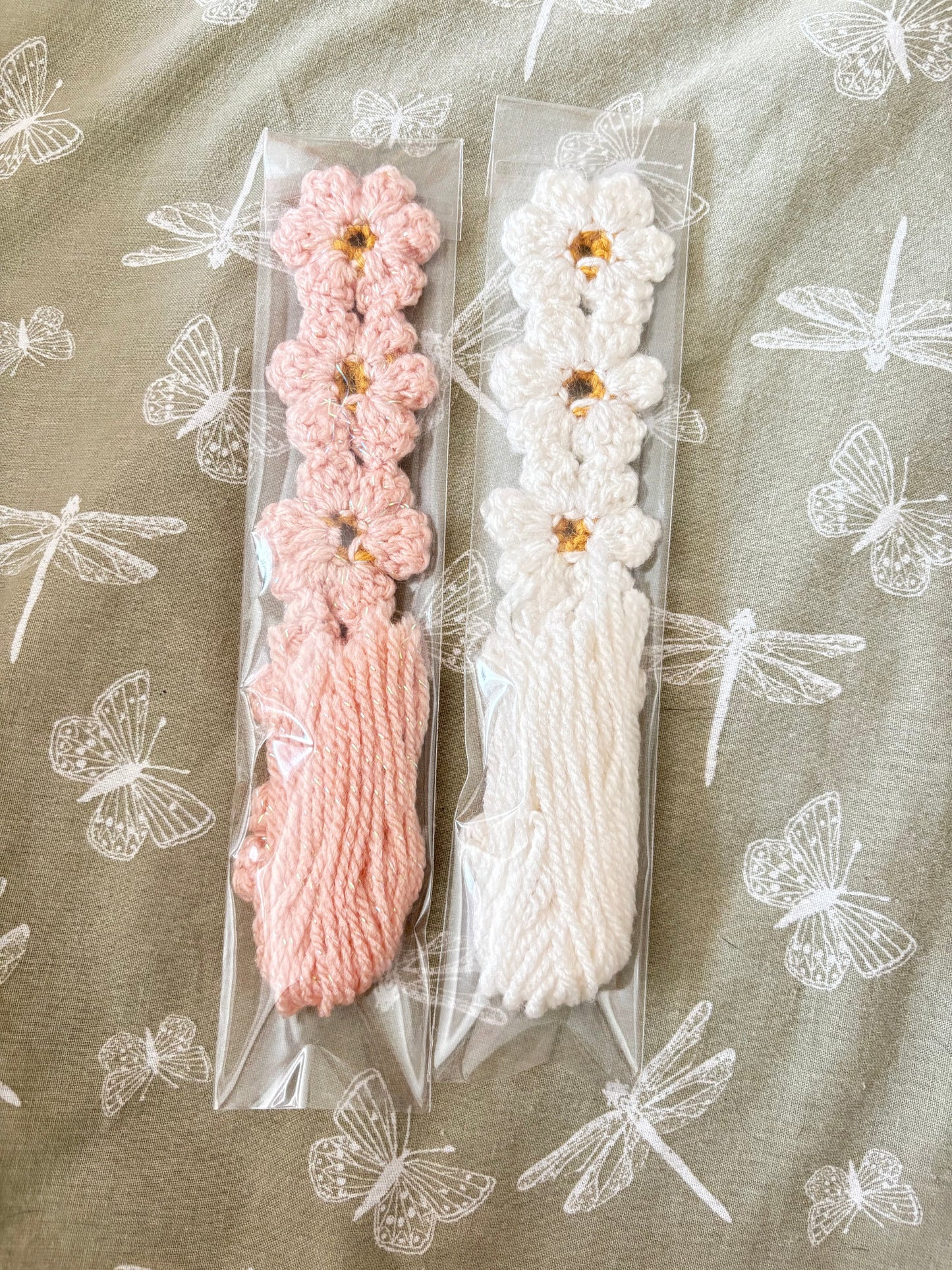 Crochet daisy bookmark