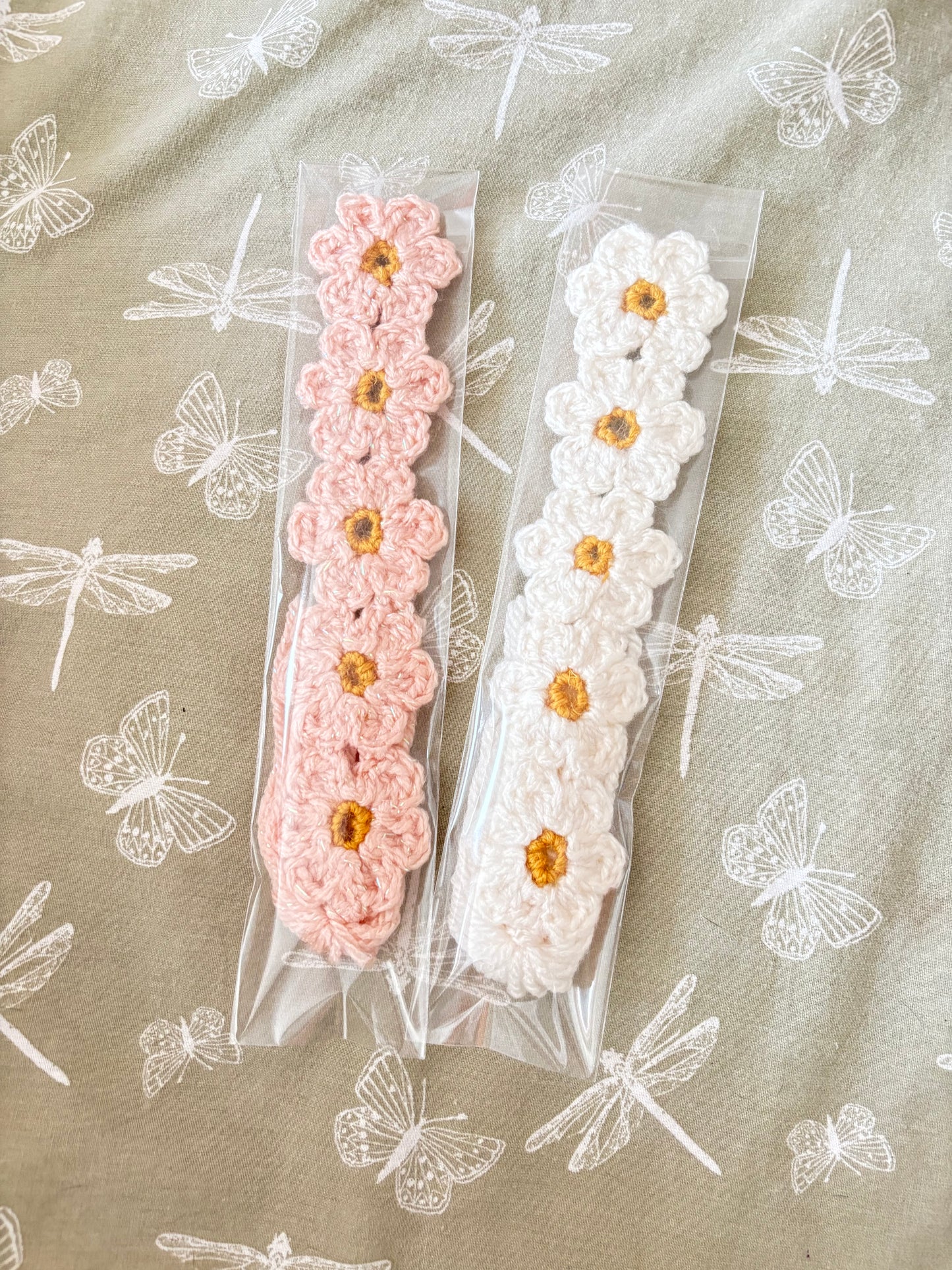 Crochet daisy bookmark