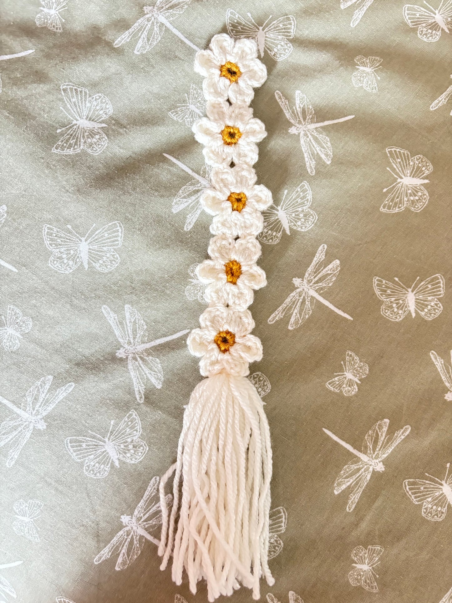 Crochet daisy bookmark