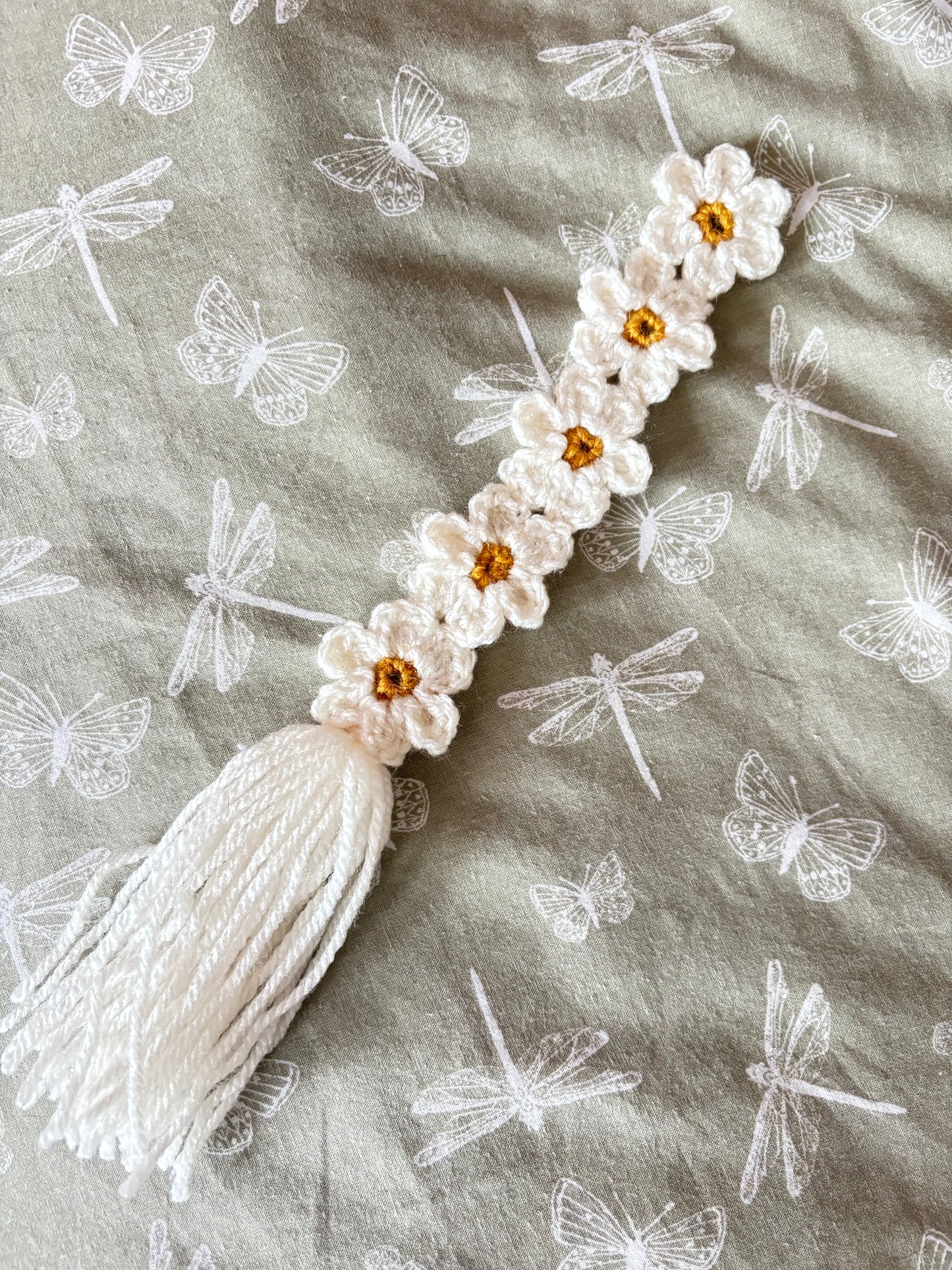 Crochet daisy bookmark